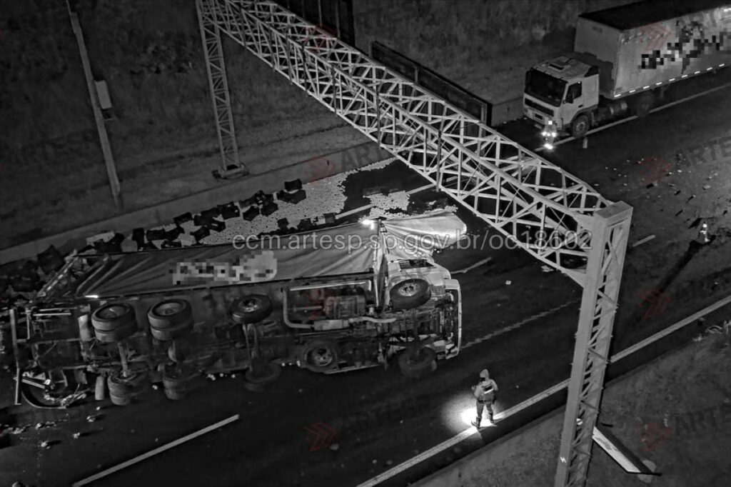 acidente-entre-carretas-e-caminhao-espalha-carga-de-laranja-em-rodovia