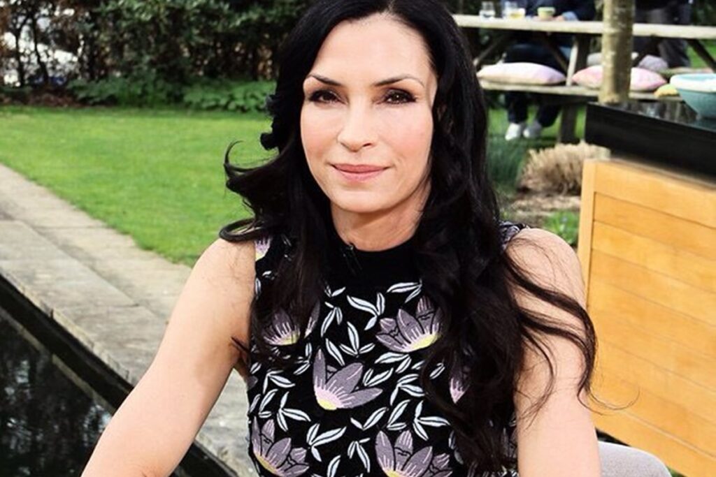 atriz-de-x-men-surge-em-roda-de-samba-e-chama-atencao-na-lapa