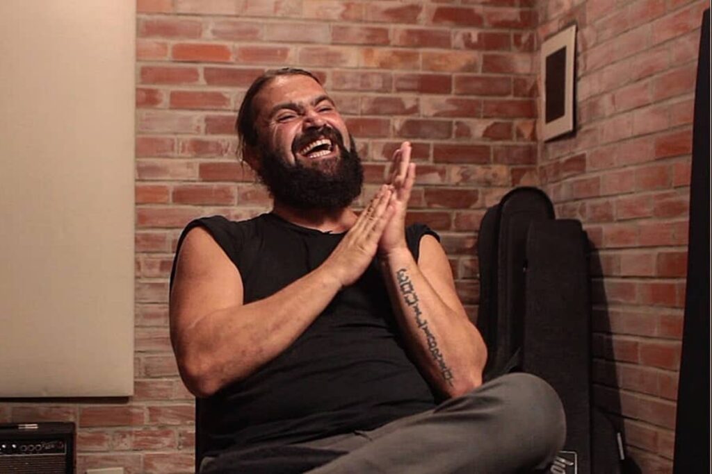 cantor-de-rock-e-preso-apos-condenacao-por-estupro;-banda-se-pronuncia