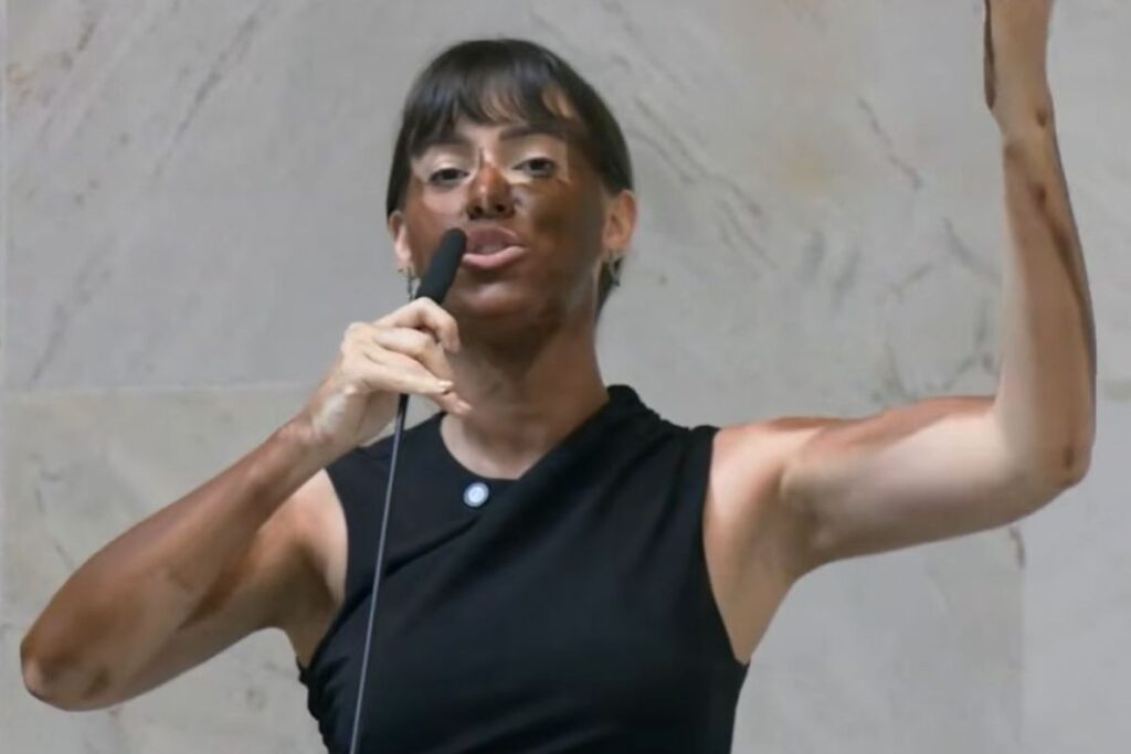 mpf-recebe-denuncias-de-transfobia-e-racismo-contra-fabiana-bolsonaro