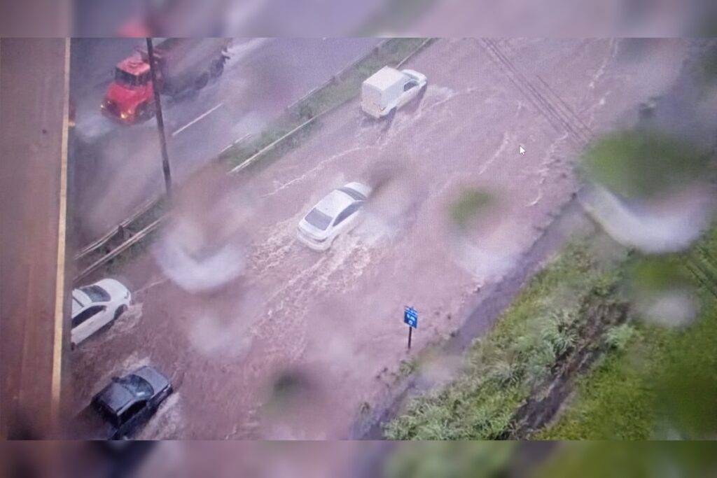 tempestade-atinge-regioes-do-df,-causa-alagamentos-e-impacta-transito.-veja-video