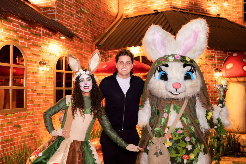 pontao-reune-convidados-em-animada-abertura-da-floresta-viva-de-pascoa