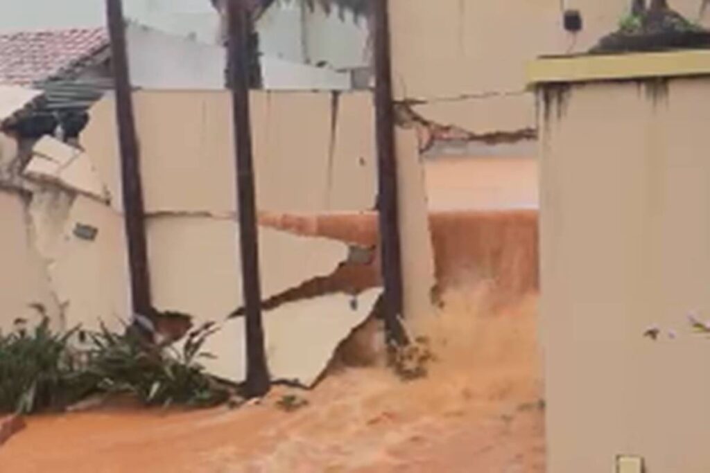 o-caos-em-imagens:-chuva-forte-causa-estragos-em-todas-as-partes-do-df.-veja-video