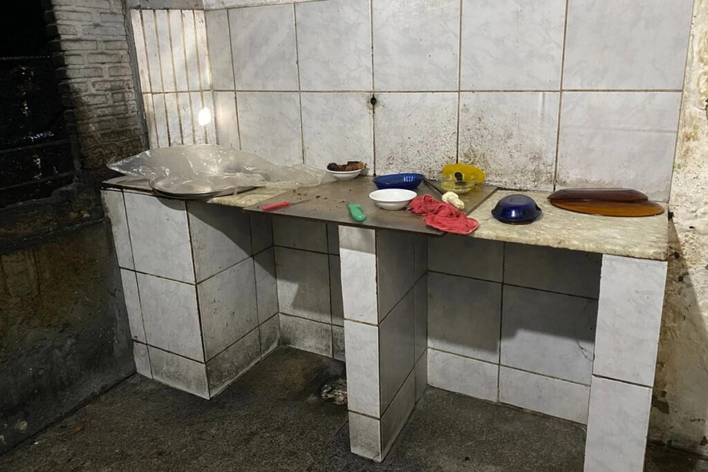 lanchonete-de-posto-e-interditada-apos-flagrante-de-sujeira-na-bahia
