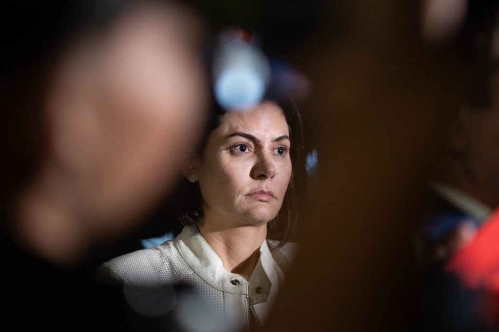 “deus-o-livrou-da-morte”,-diz-michelle-em-mensagem-de-aniversario-a-bolsonaro