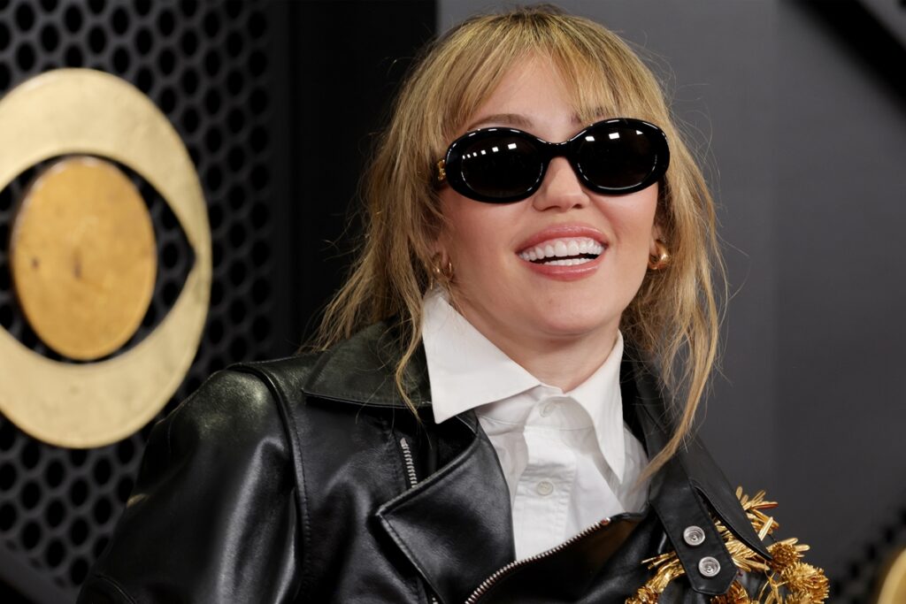 loira-e-com-franjas,-miley-cyrus-revive-hannah-montana