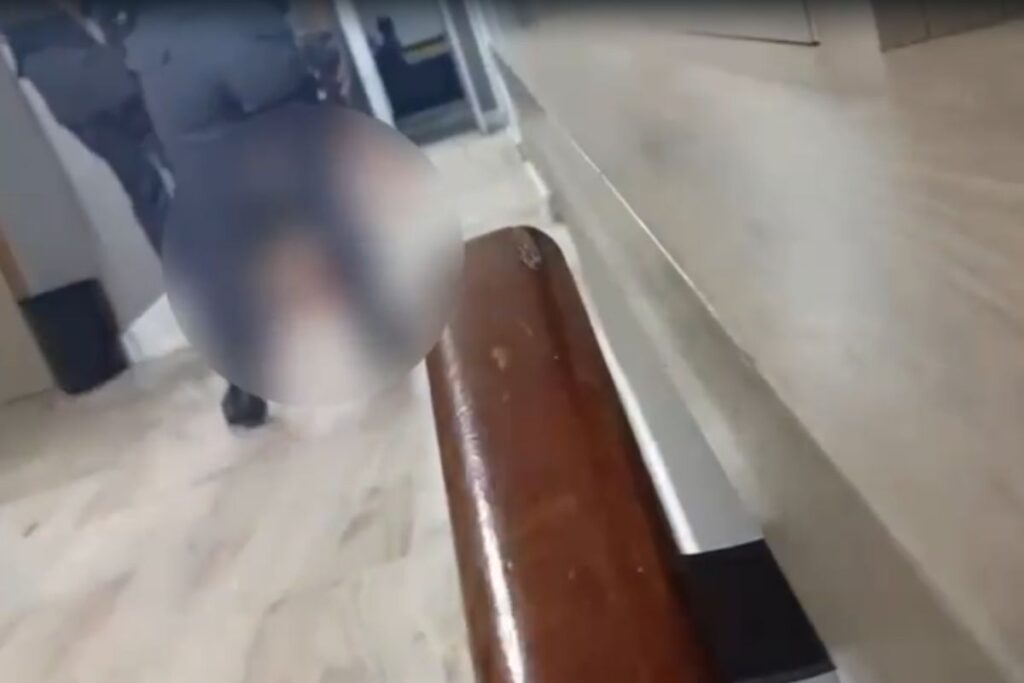 pm-e-filmado-chutando-mulher-durante-abordagem-no-litoral-de-sp