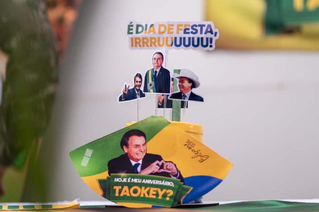 apoiadores-cantam-parabens-para-jair-bolsonaro-em-frente-a-hospital.-veja-video