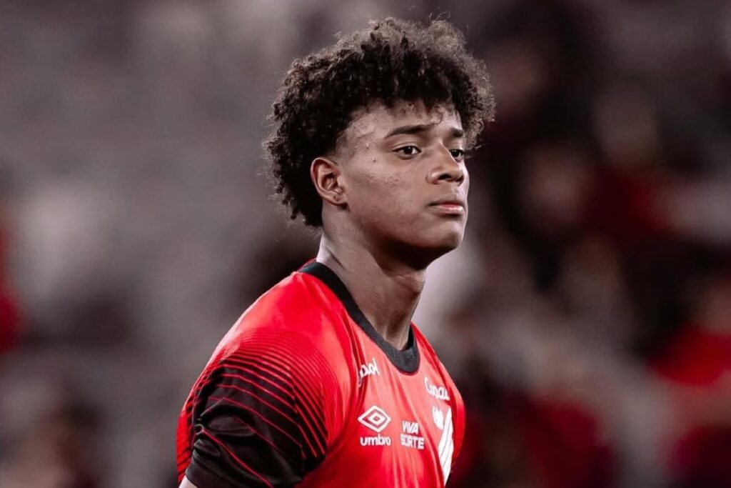 athletico-pr-decide-cortar-atacante-de-classico-apos-ser-pego-sem-cnh