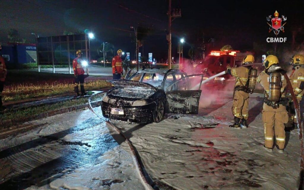 carro-pega-fogo-na-entrada-de-condominio-e-mobiliza-bombeiros-no-df