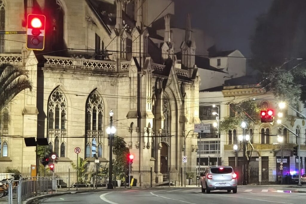 madrugada-concentra-41%-das-infracoes-por-furar-farol-vermelho-em-sp