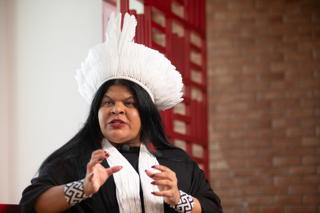 apos-mal-estar,-sonia-guajajara-apresenta-melhora-e-segue-sem-febre