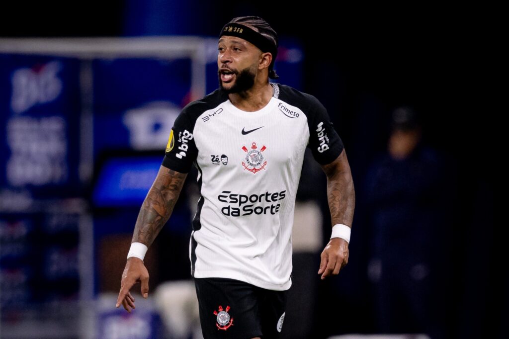 corinthians-confirma-lesao-de-memphis-depay-na-coxa-direita;-confira