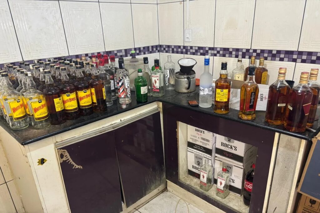 fabrica-clandestina-de-bebidas-adulteradas-e-fechada-pela-pm-em-bh.-veja-video