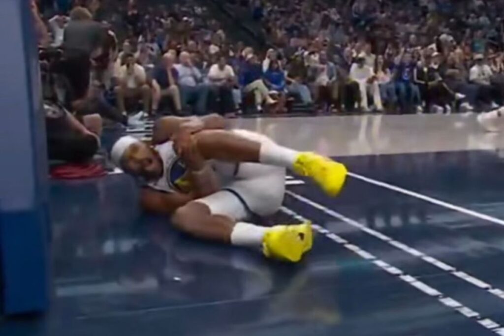 nba:-ala-dos-warriors-tem-lesao-grave-no-joelho-e-deixa-quadra-de-maca