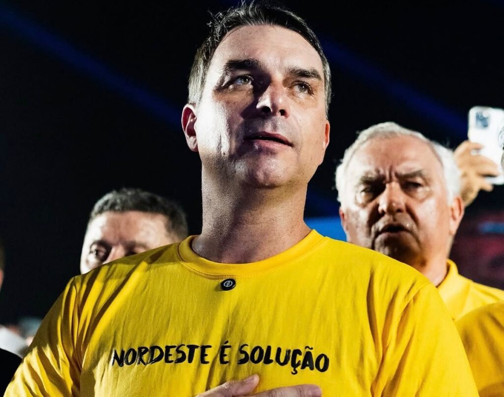 equipe-de-flavio-bolsonaro-diz-que-nao-aprovou-jingle-com-criticas-ao-centrao