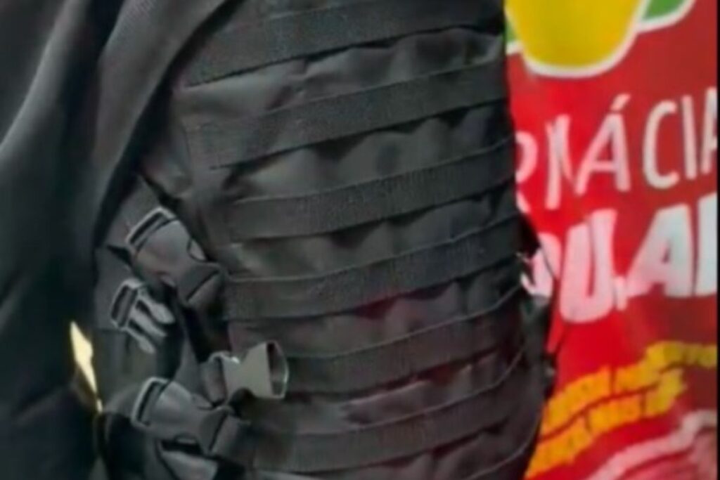 pm-surpreende-ladrao-com-colete-balistico-durante-assalto-a-farmacia.-veja-video