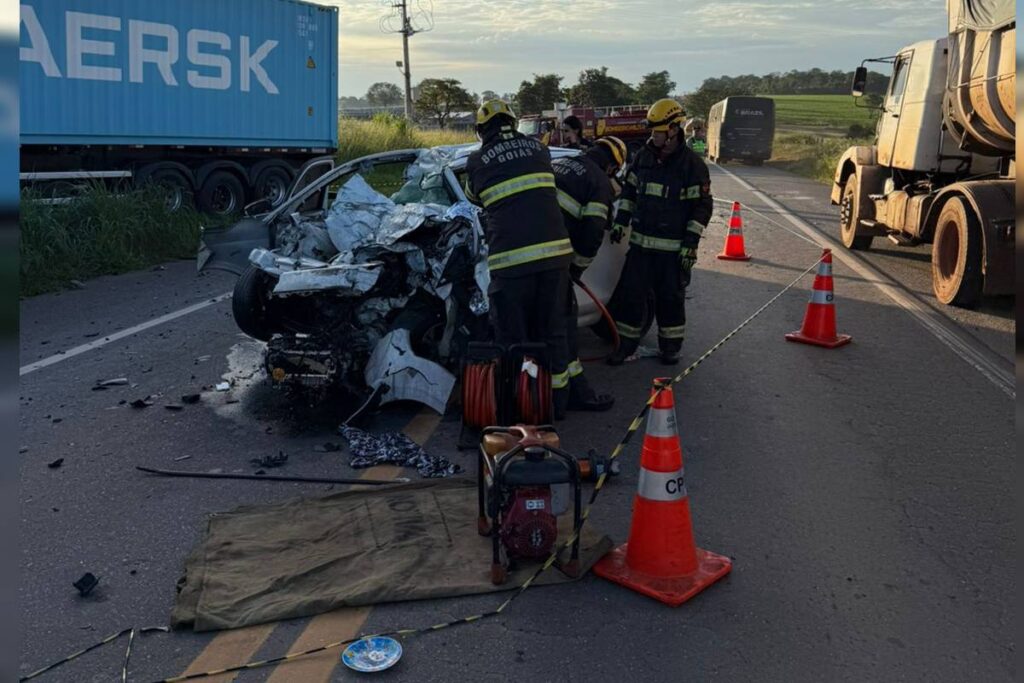 go:-motorista-fica-preso-as-ferragens-e-morre-ao-bater-em-caminhao