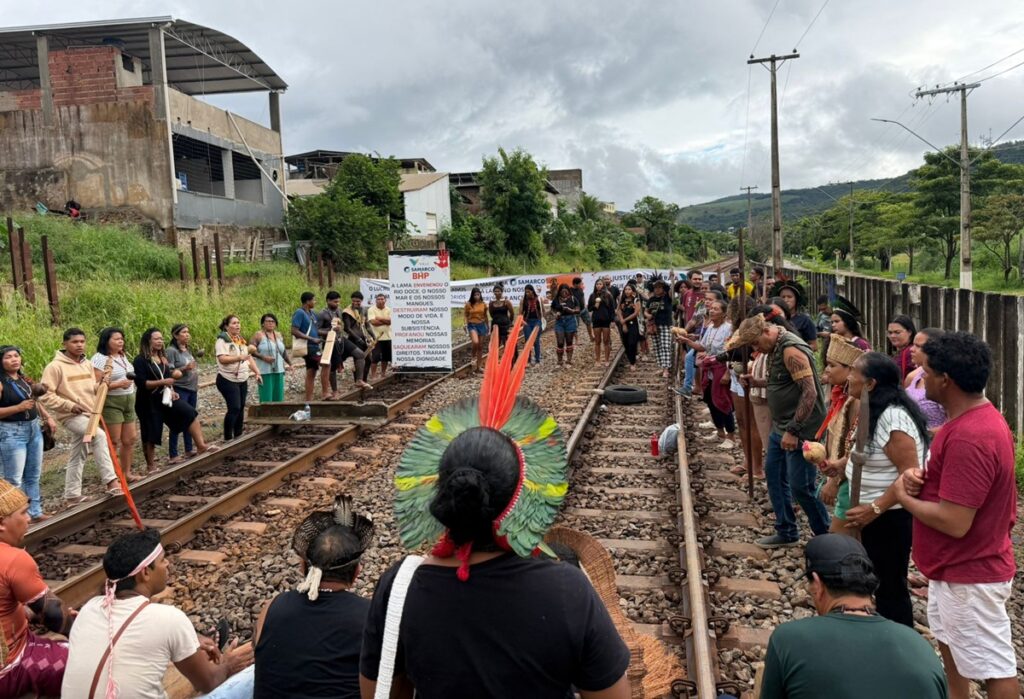 indigenas-tupiniquim-fecham-ferrovia-em-mg-e-vale-interrompe-viagens.-video