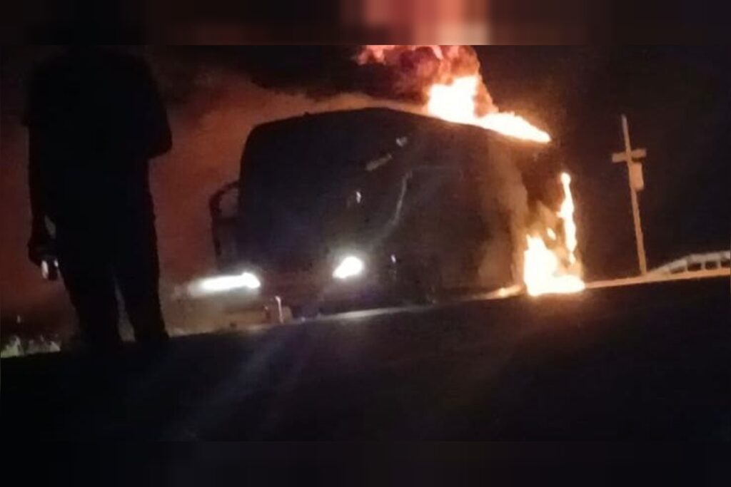 onibus-interestadual-pega-fogo-e-passageiros-passam-madrugada-na-pista.-veja-video