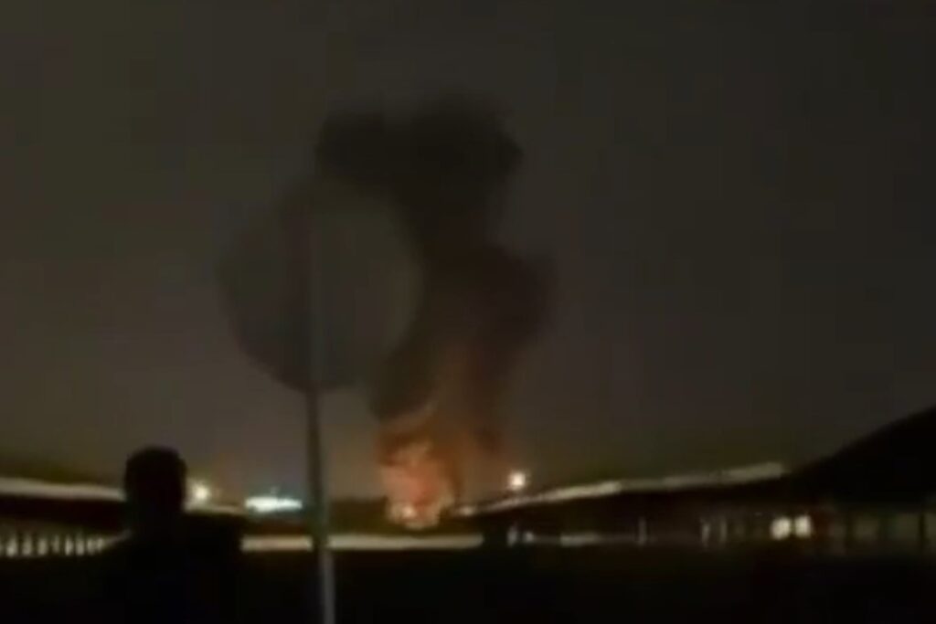 ataque-com-drones-causa-incendio-em-aeroporto-no-kuwait