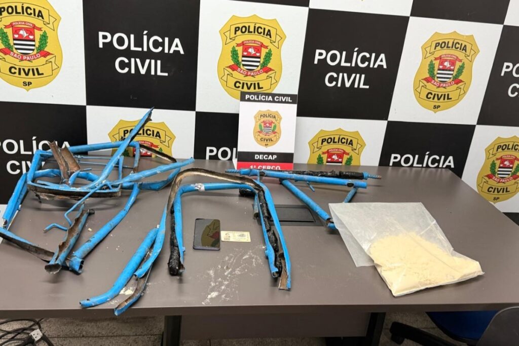 mulher-e-presa-com-cocaina-escondida-em-carrinho-de-bagagem.-veja-video