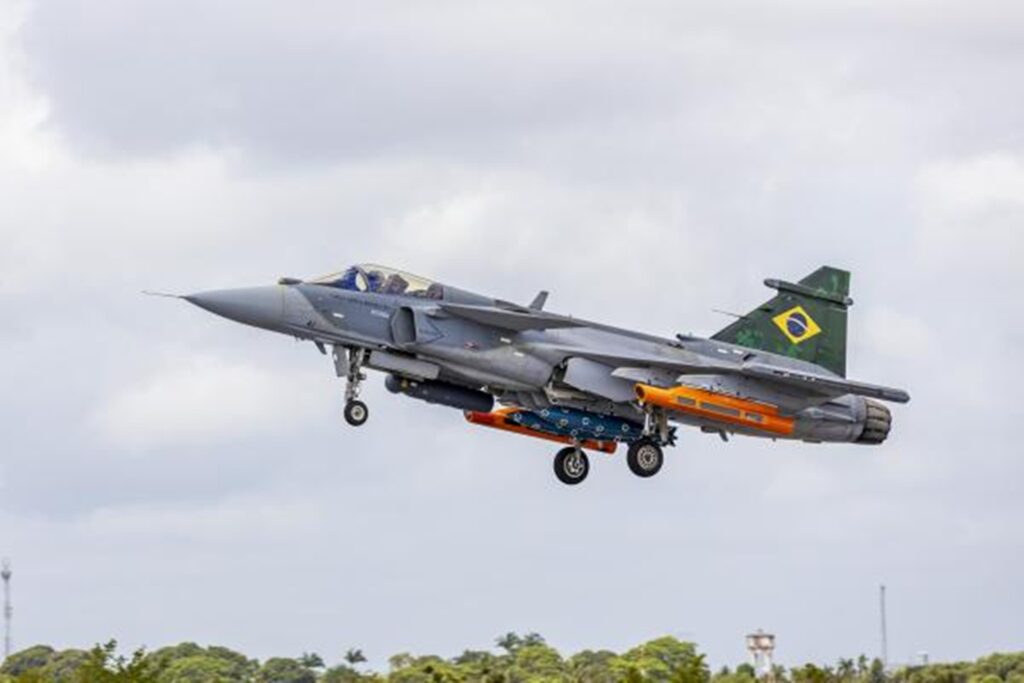 f-39-gripen:-conheca-o-1o-caca-supersonico-do-brasil,-apresentado-a-lula