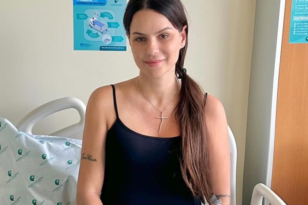 ex-panicat,-carol-dias-sente-dores-intensas-e-e-internada-em-sao-paulo.-assista-ao-video