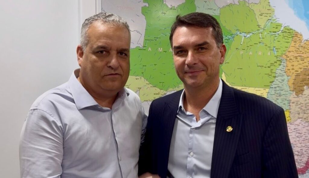 ao-lado-de-flavio-bolsonaro,-relator-da-cpmi-do-inss-se-filia-ao-pl