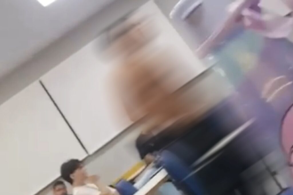 estudante-em-surto-fica-pelado-na-sala-de-aula-em-universidade-no-rj.-veja-video