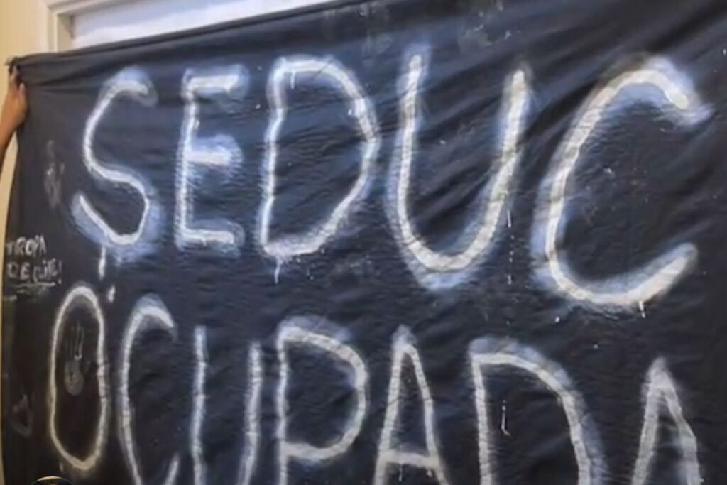 grupo-de-estudantes-ocupa-predio-da-secretaria-da-educacao-de-sp