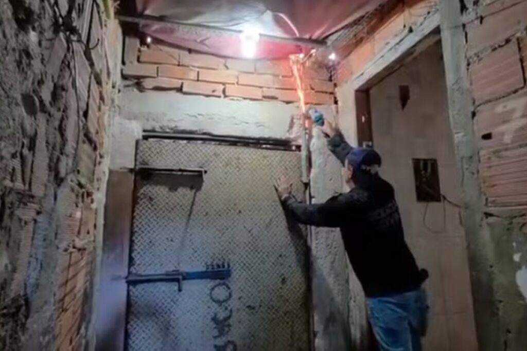 policia-estoura-“bunker”-do-cv-no-centro-do-rio-com-porta-de-350kg.-veja-video