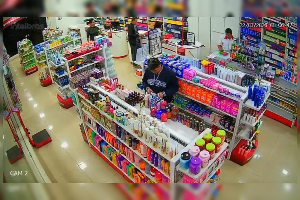 mulher-abre-embalagens-para-tentar-disfarcar-furto-em-farmacia-no-df.-veja-video
