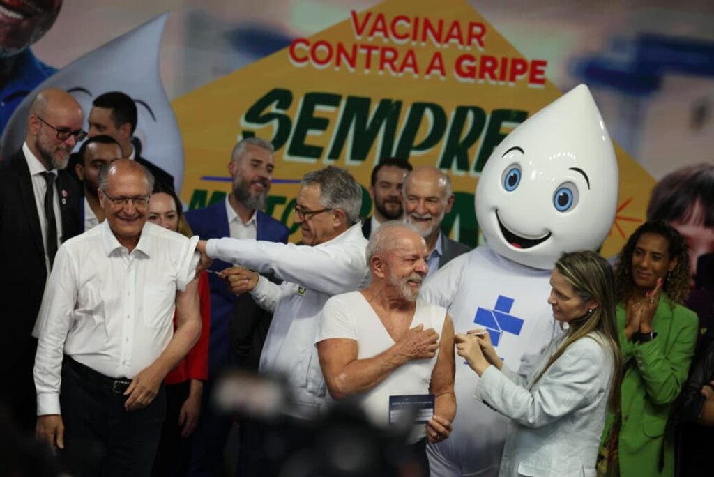 na-vespera-da-campanha,-lula-e-alckmin-sao-vacinados-contra-a-gripe