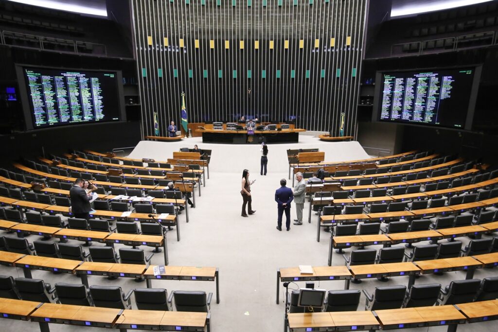 camara-aprova-mp-que-reajusta-salario-de-policiais-e-bombeiros-do-df