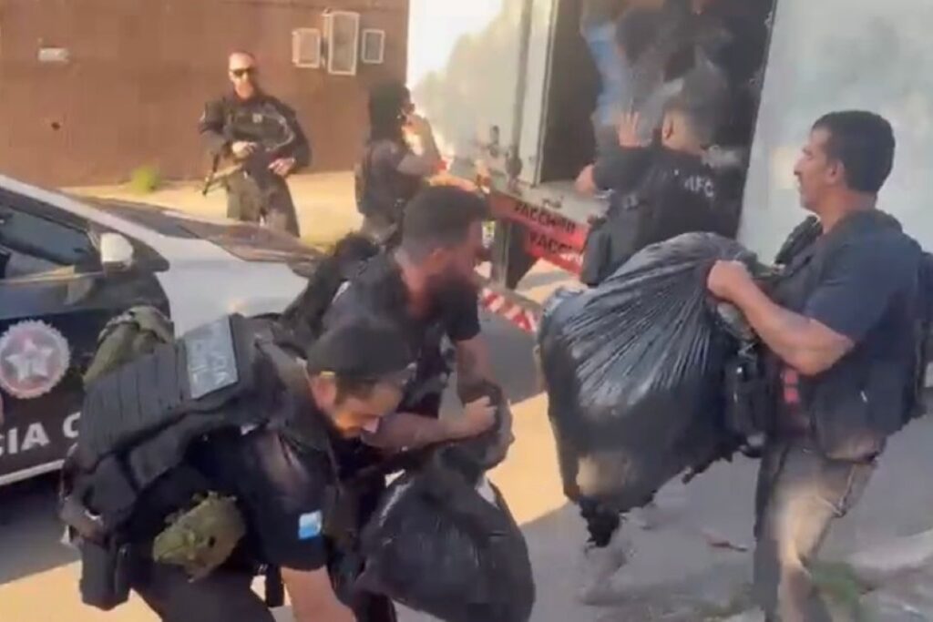 policia-recupera-carga-de-camisas-do-vasco-roubadas-no-rio.-video