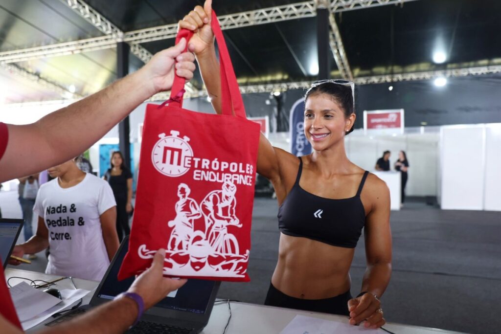 metropoles-endurance:-entrega-de-kits-abre-o-fim-de-semana-esportivo