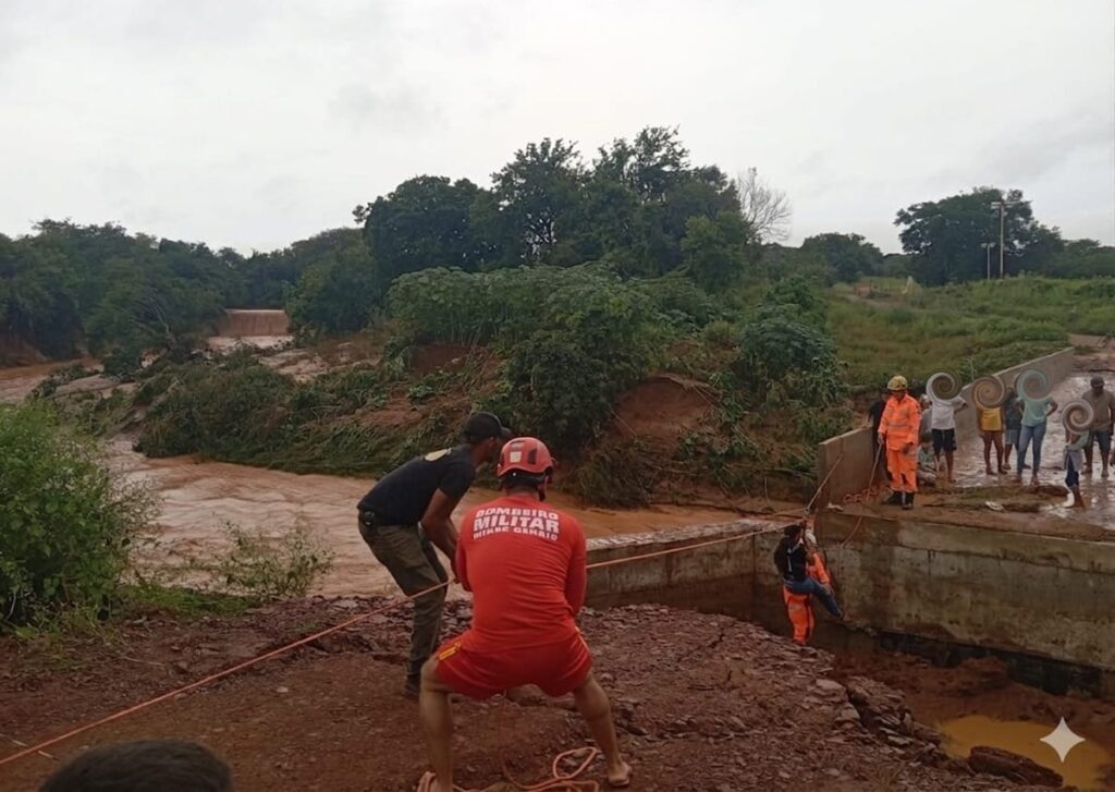 mg:-bombeiros-fazem-tirolesa-e-resgatam-alunos-ilhados-em-sao-francisco