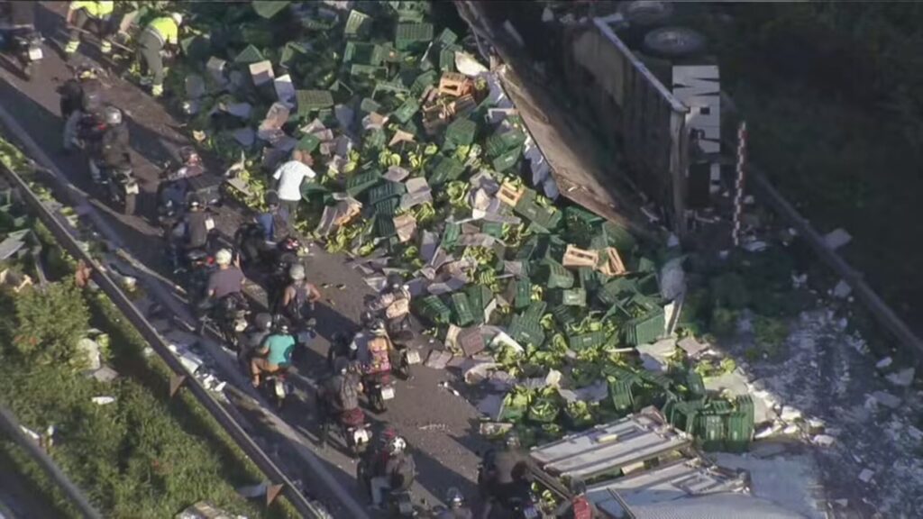 rj:-acidente-entre-onibus-e-carreta-deixa-feridos-e-fecha-br-em-mage