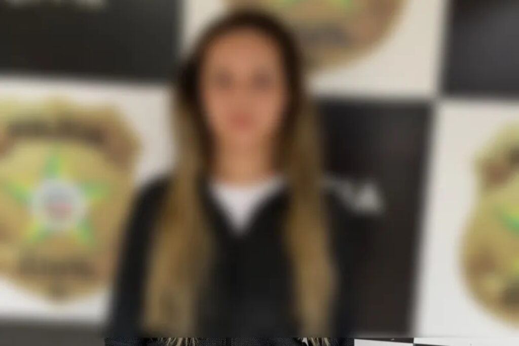 mulher-que-aplicava-golpes-com-a-mae-e-presa-pela-policia-em-alagoas