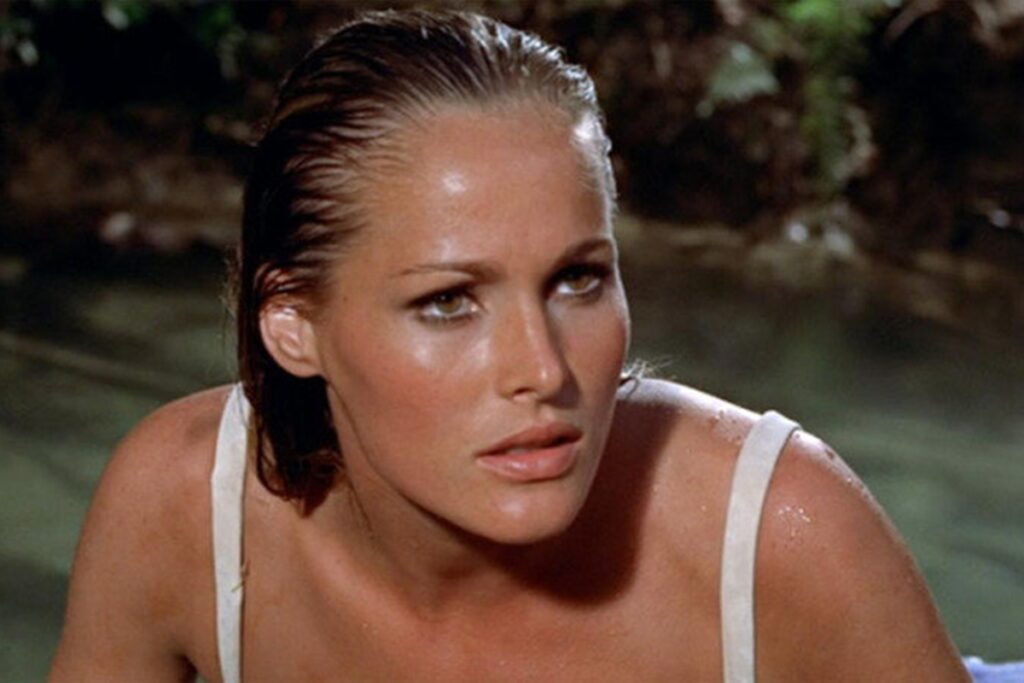 icone-de-007,-atriz-ursula-andress-e-alvo-de-golpe-de-r$-120-milhoes