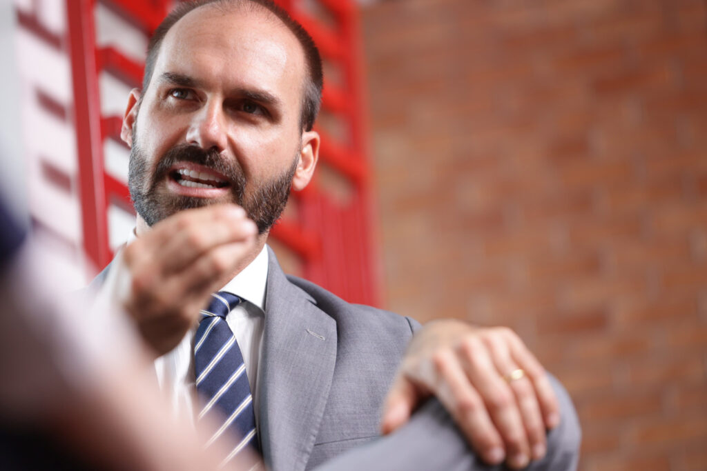 nao-tinha-que-passar-por-michelle,-diz-eduardo-bolsonaro-sobre-candidatura-de-flavio