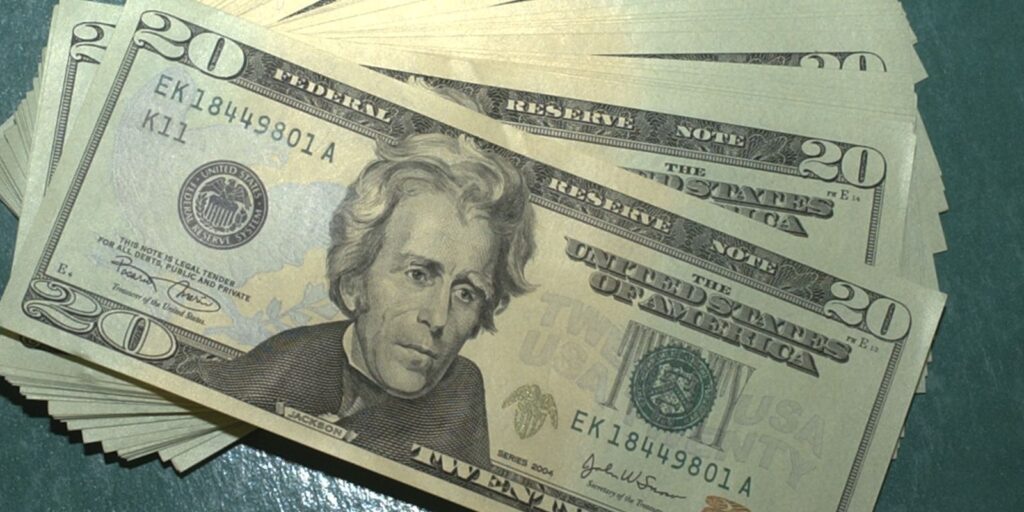 Apesar de guerra, dólar cai 1,27%, e bolsa sobe 3% na semana apesar-de-guerra,-dolar-cai-1,27%,-e-bolsa-sobe-3%-na-semana