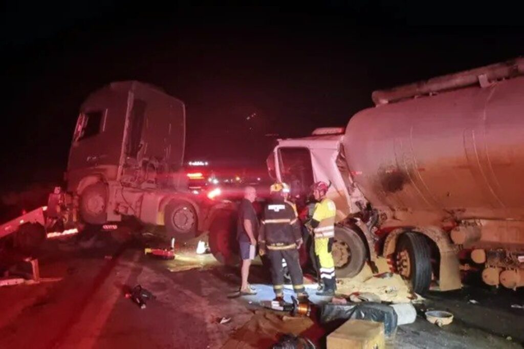 gravida-e-bebe-morrem-em-grave-engavetamento-na-br-365,-em-minas