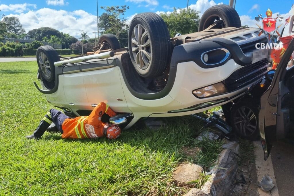 pai-e-filho-ficam-feridos-apos-carro-bater-em-outro-e-capotar-no-df