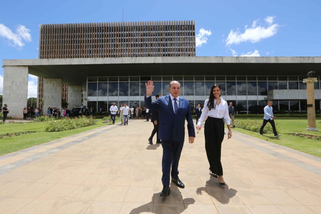 ibaneis-assina-renuncia-e-deixa-gdf-para-se-candidatar-ao-senado