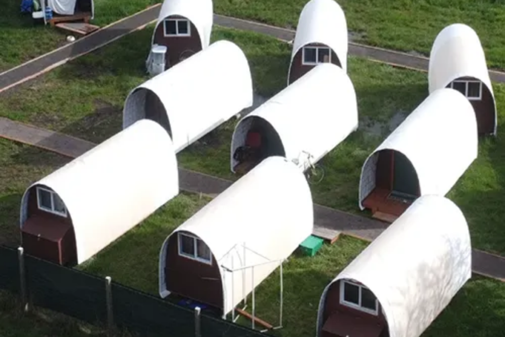 cidade-investe-em-cabanas-para-ajudar-pessoas-em-situacao-de-rua