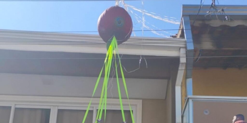 defesa-civil-paulista-remove-balao-que-caiu-em-casa-em-carapicuiba