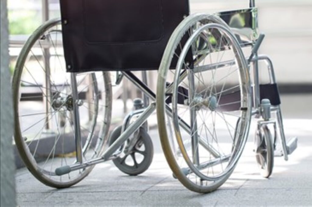 motorista-foge-apos-atropelar-homem-cadeirante-em-via-do-df