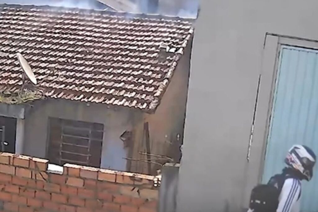 com-medida-protetiva,-homem-incendeia-casa-da-ex-e-esta-foragido.-veja-video